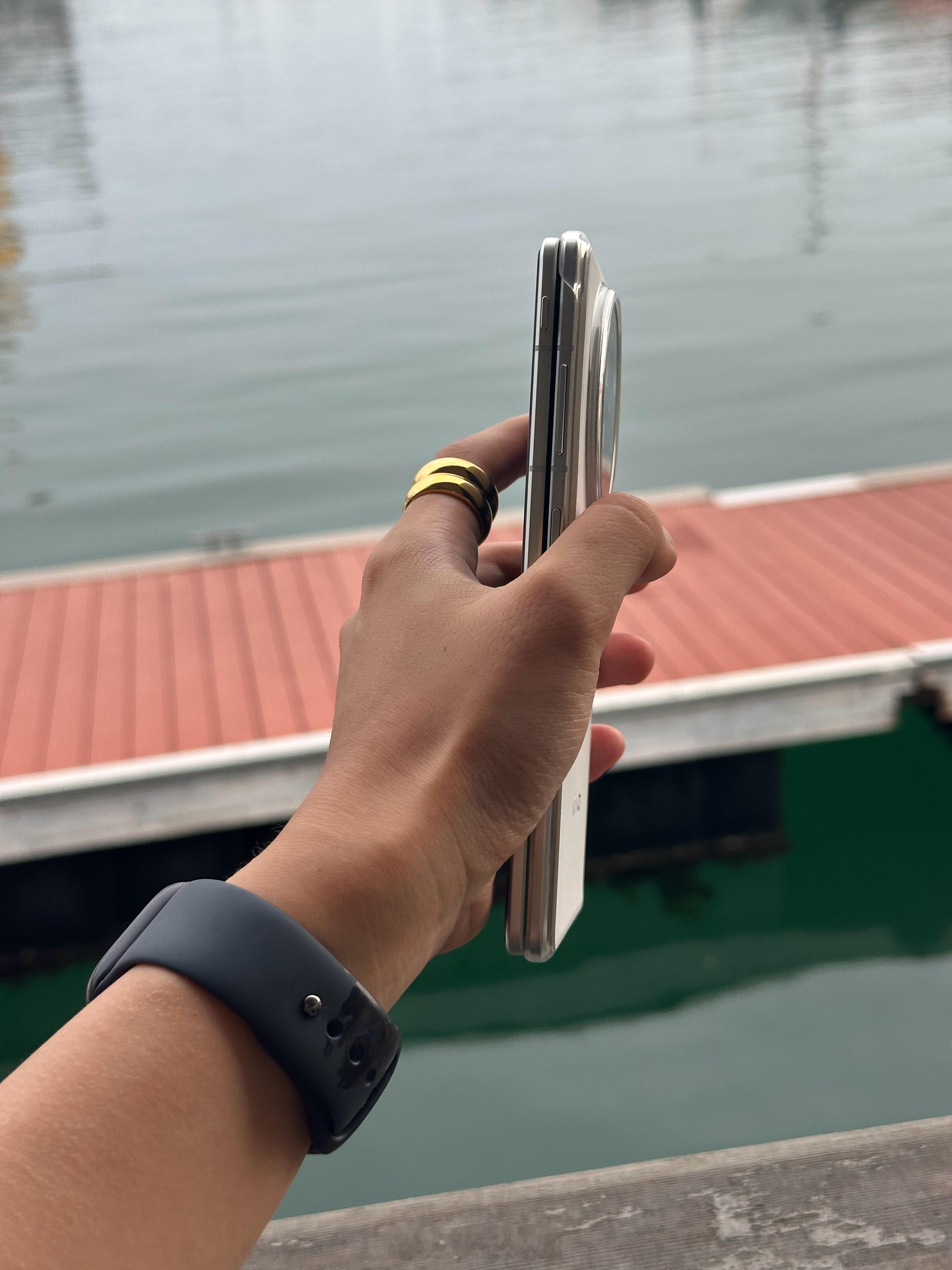 我发现有很多人还没尝试过折叠屏手机哎说实话真没必要等苹果折叠屏一个是肯定很贵另一