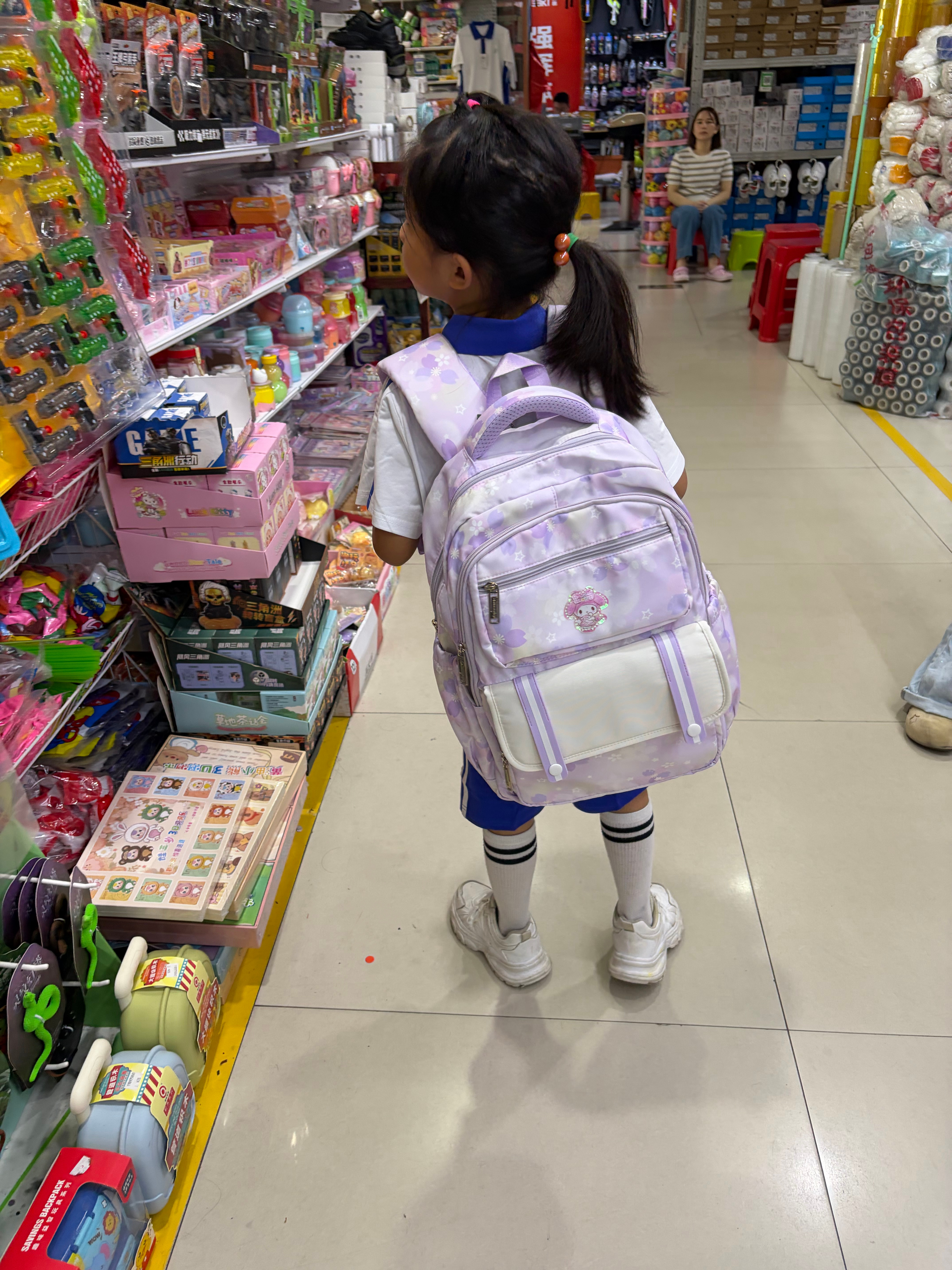 在文具批发城里面实地挑选的，娃一眼看中，竟然不到一百块，全款拿下