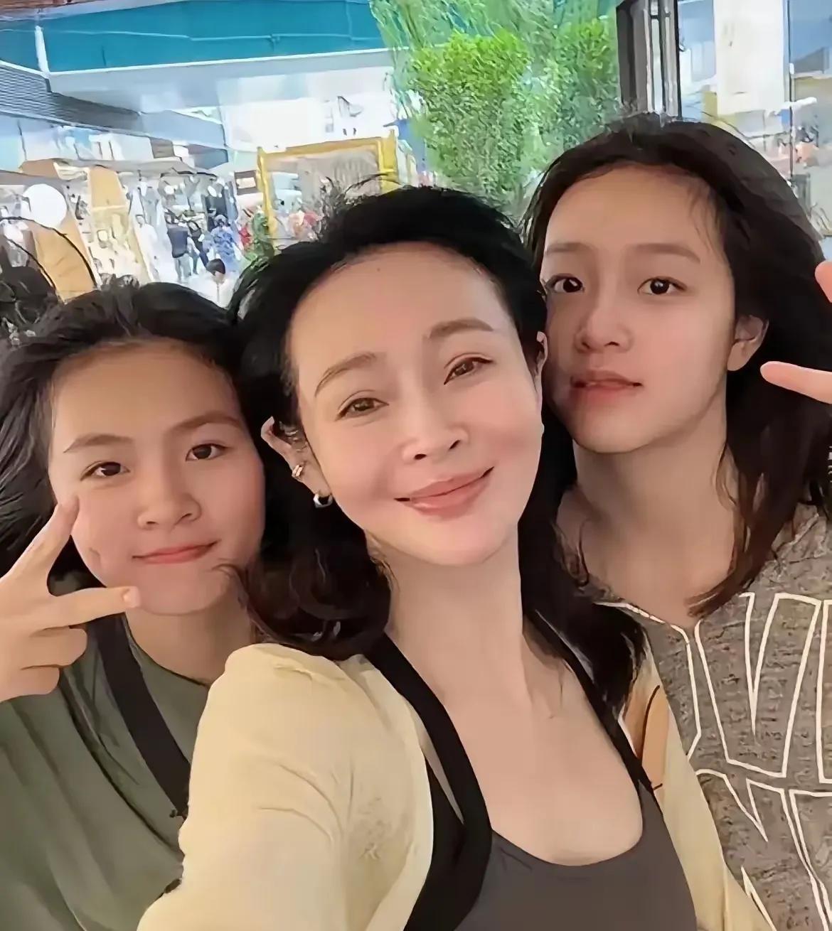 于明加就已经很漂亮了，两个女儿比她更好看！不过，这跟她好像没有一点关系，因为两个