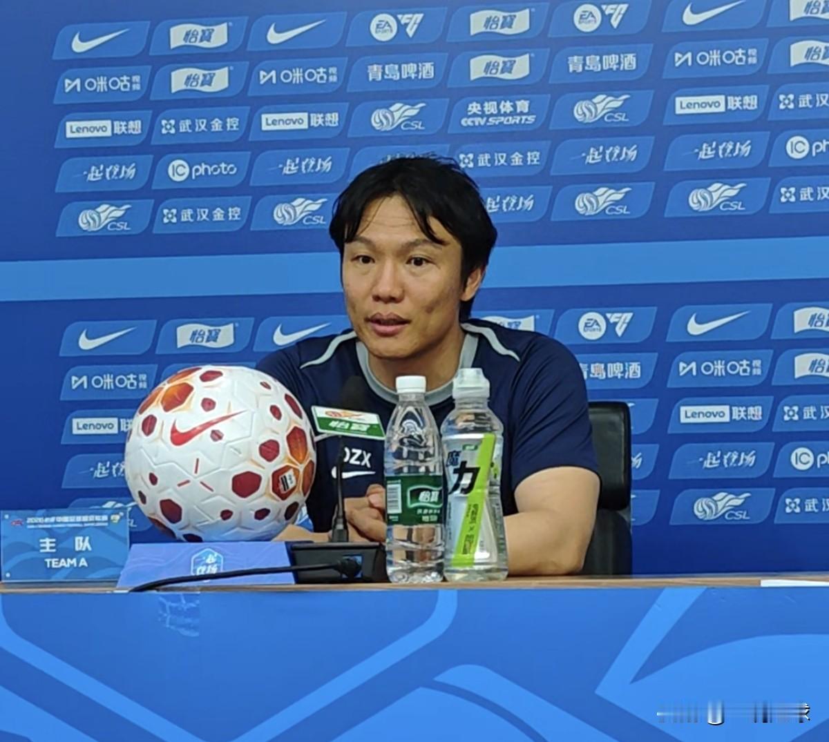 三镇2比2铁人赛后，三镇代理主帅邓卓翔：双方各踢了半场好球，上半场我们创造了很多