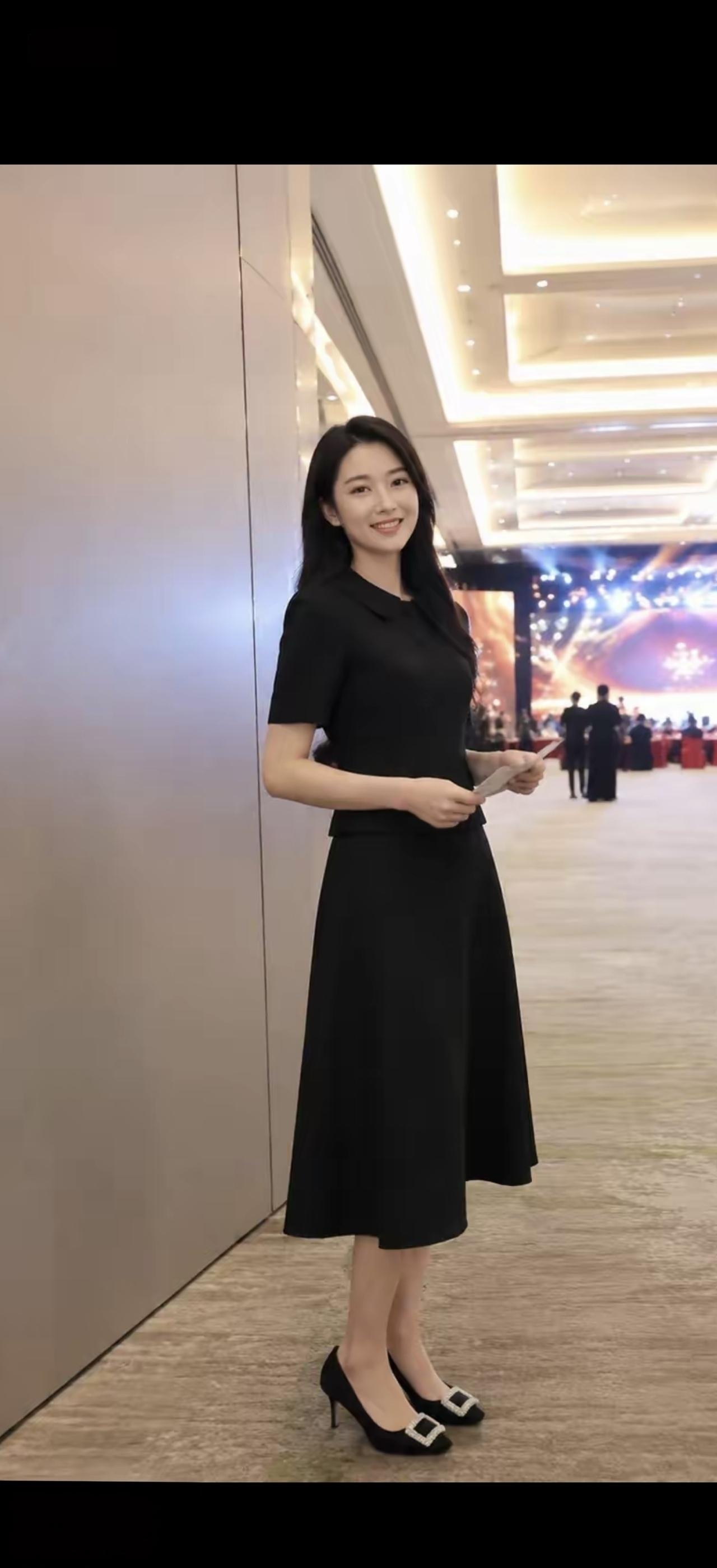 黑裙映灯辉，笑语入画来。
