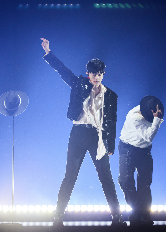 #张杰手机壁纸是自己的照片# 可是这张照片真的很有氛围感啊！杰哥演唱会的好多照片