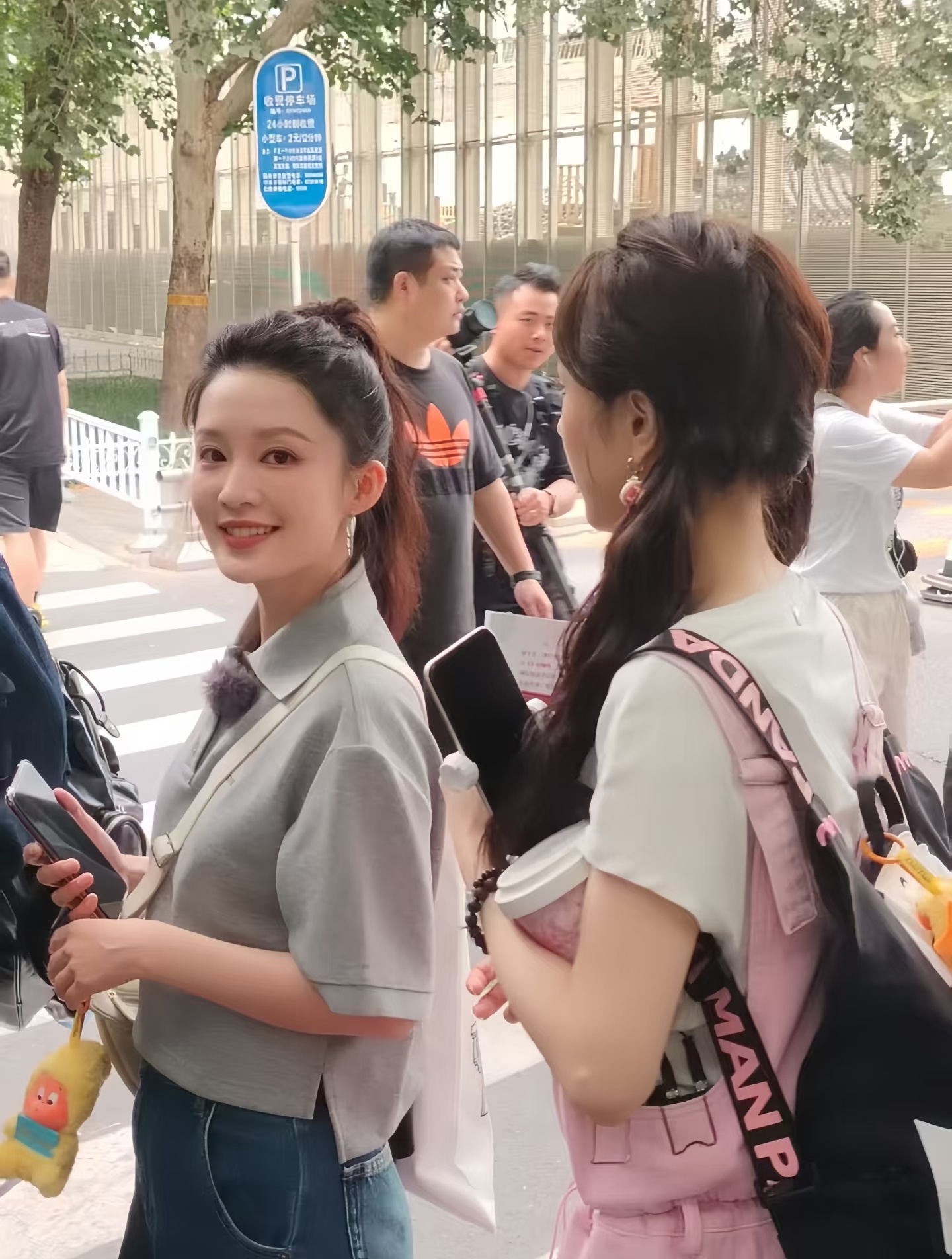 李沁花少路透看起来状态不错 ​​​