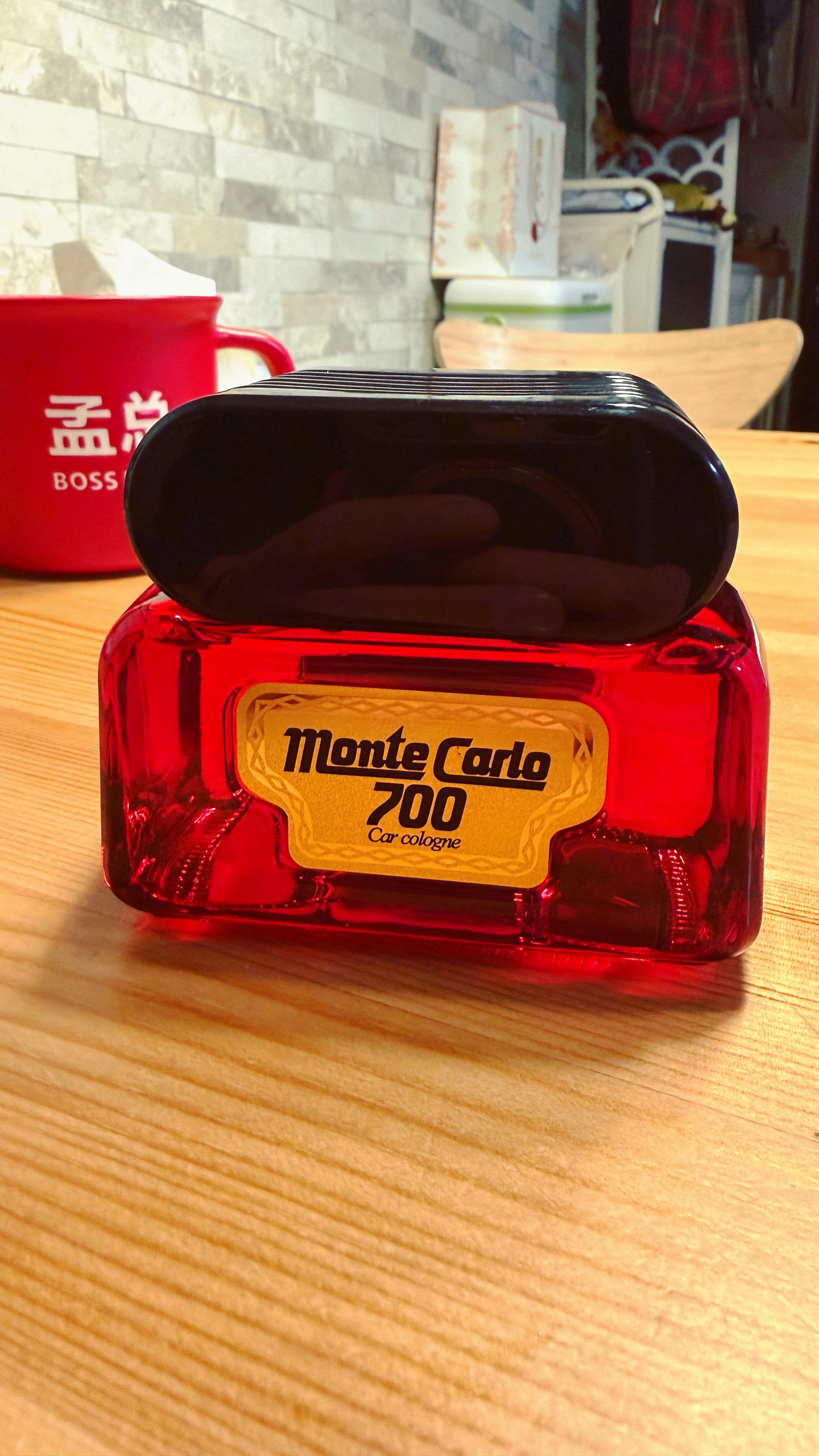 前两天突然回忆起一种味道，是小时候我爸车里的香水，有点柑橘味，瓶子我都记得，扁长