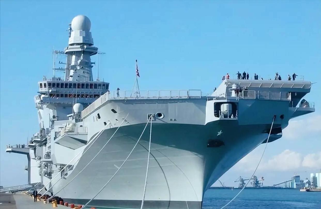 首艘076两栖攻击舰四川舰实际上是一艘轻型航母设计的，成为多面手！电磁弹射歼一3