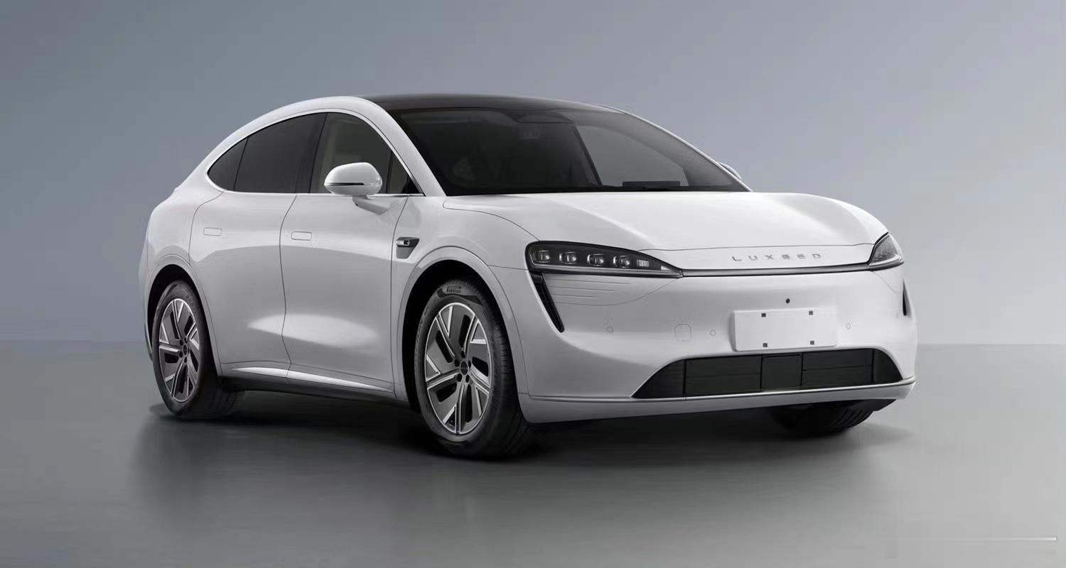 智界R7工信部证件照，4956mm＊1981mm＊1634mm，大小虽跟问界M5