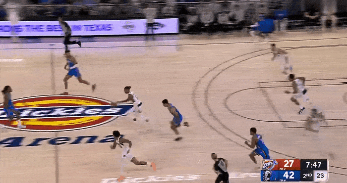 帅！湖人旧将联袂上演今日五佳！
在今天NBA季前赛独行侠与雷霆的第二节比赛中，拉
