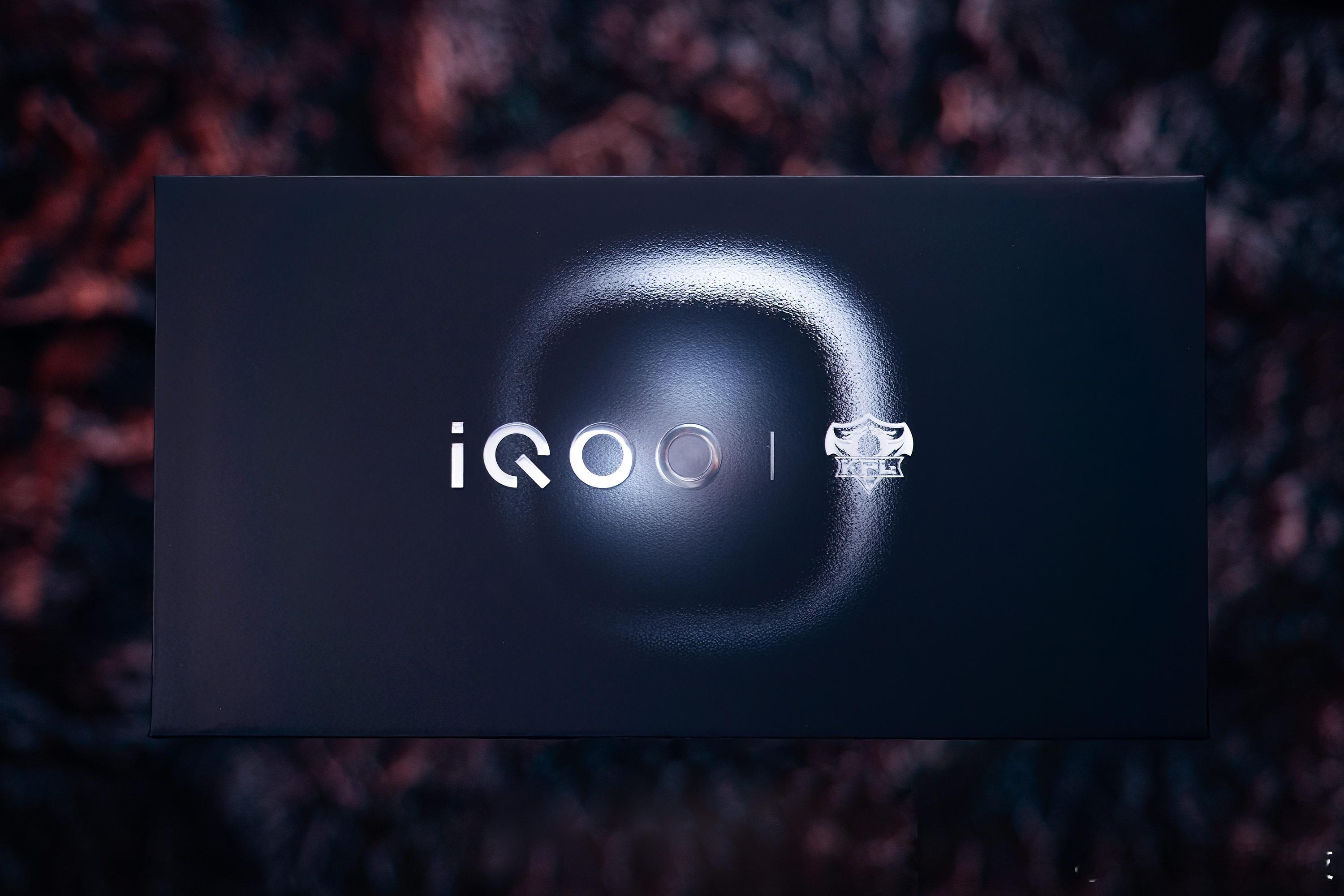 iQOO15T还未正式发布，但外观已经可以先睹为快。这次iQOO15T共发布3款