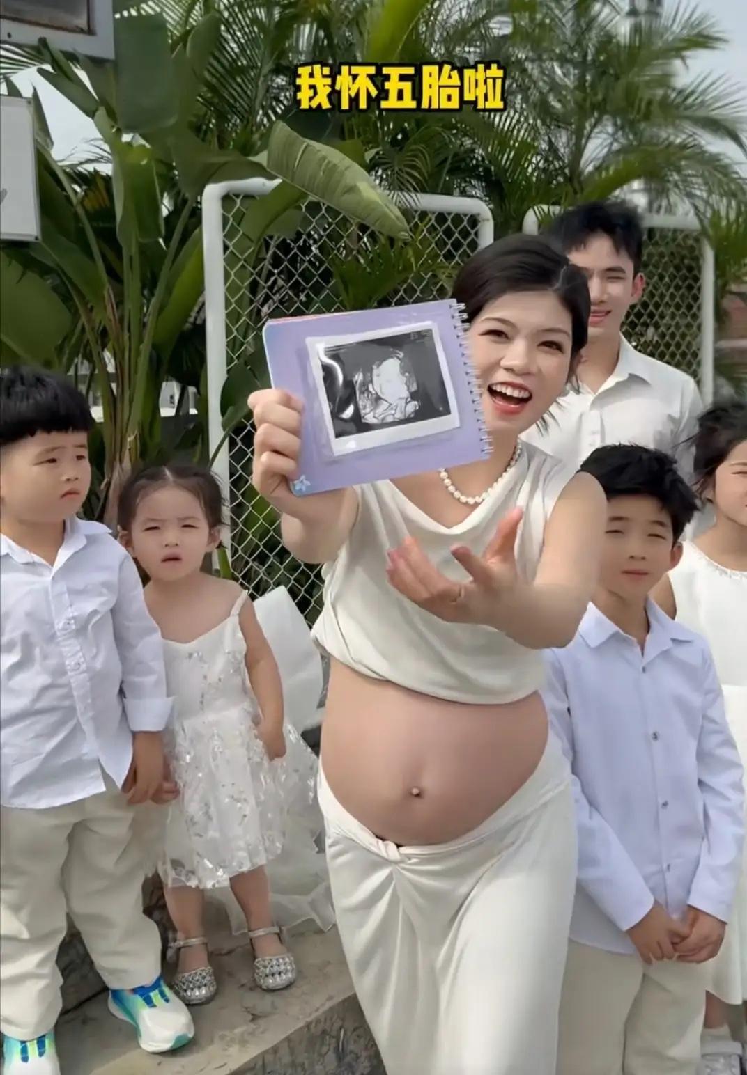 这家人的流量和财富感觉像是孩子带来的。陈三废老婆5胎5个月了，一家人整整齐齐亮相