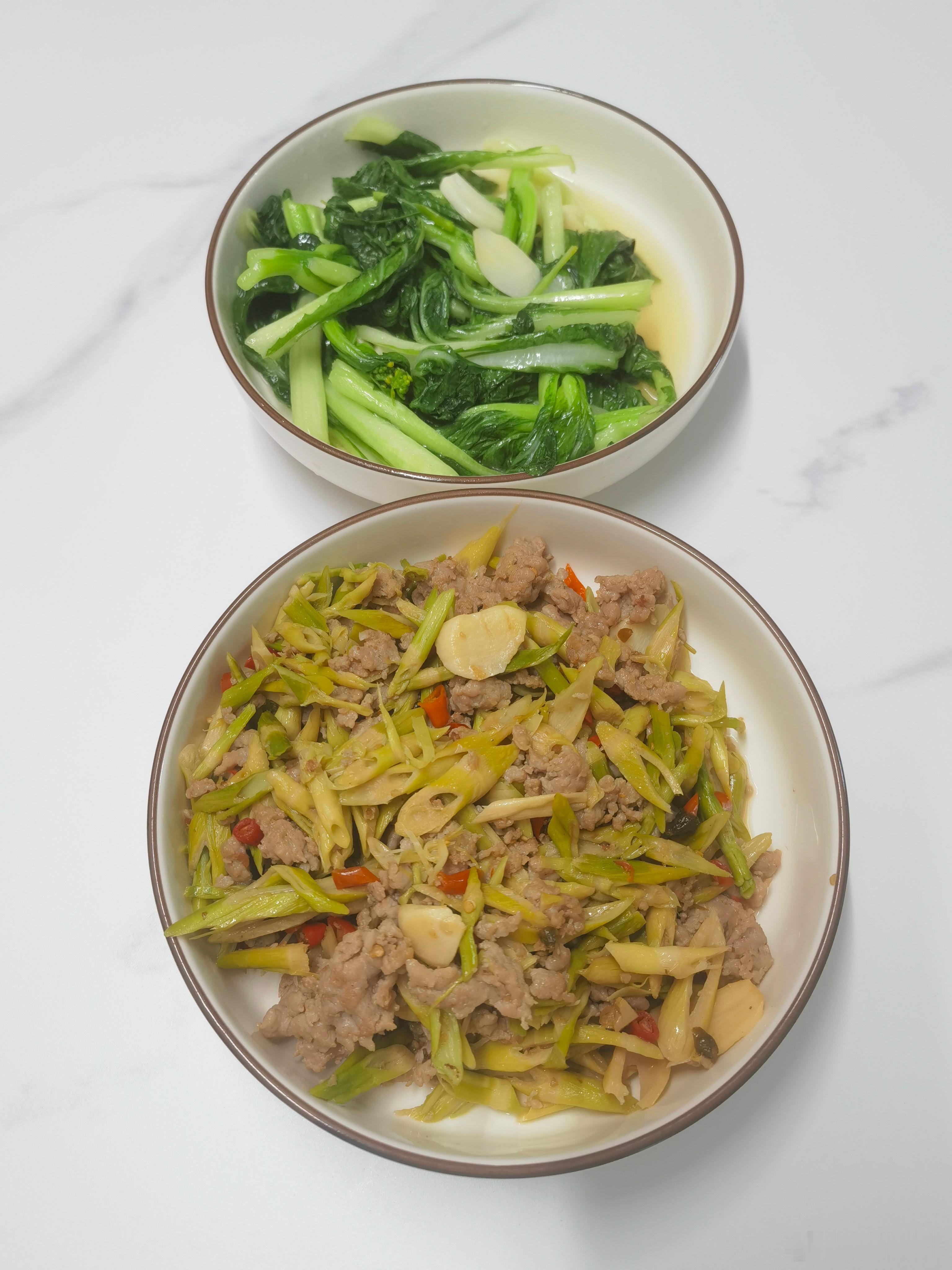 午餐：春笋炒肉+清炒菜心。记得吃饭，再来一个午觉～ 