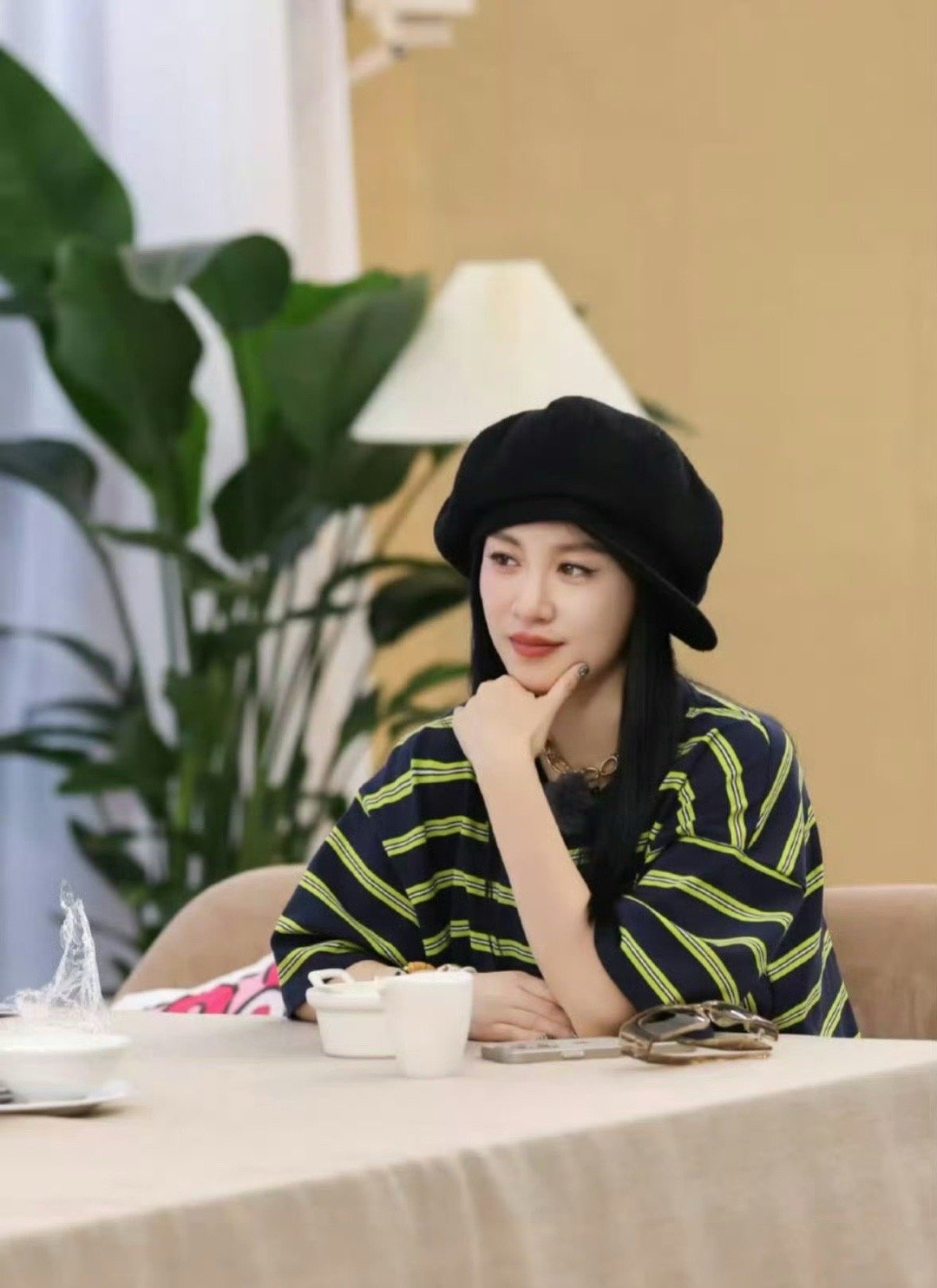 偶遇李嘉格与男友牵手逛街找对象还得是爱自己的女人幸不幸福就看她在婚姻里的状态！这