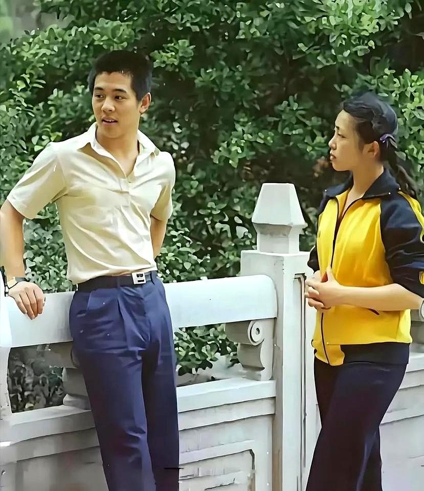 一张泛黄的老照片，突然在武术迷的怀旧群里炸开了锅。

镜头里20岁出头的李连杰穿