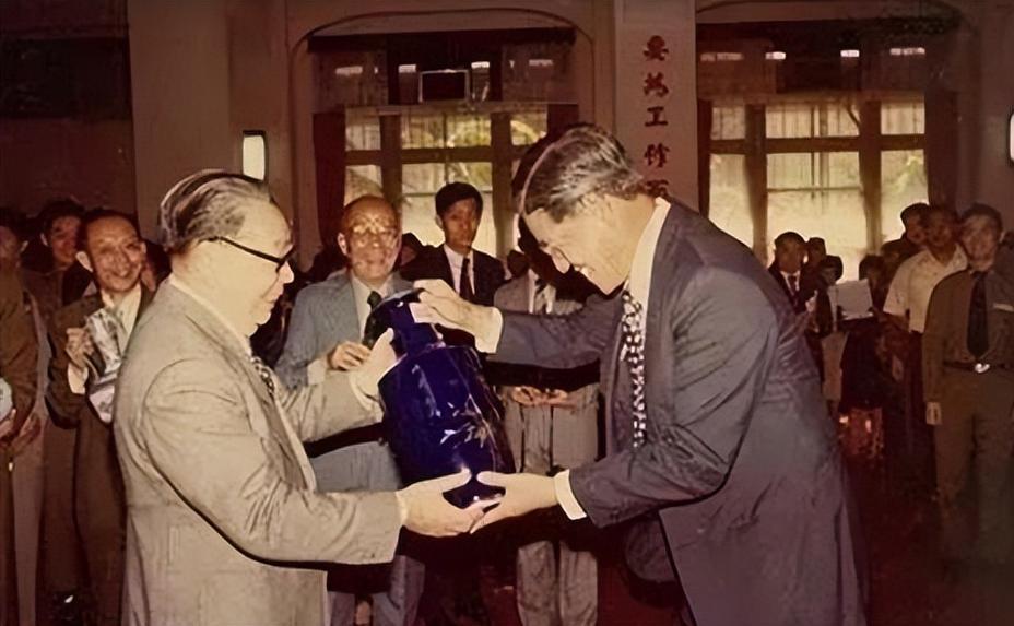 1988年，蒋经国去世的时候，将位置传给了李登辉。但以他的实力和威望，完全可将台
