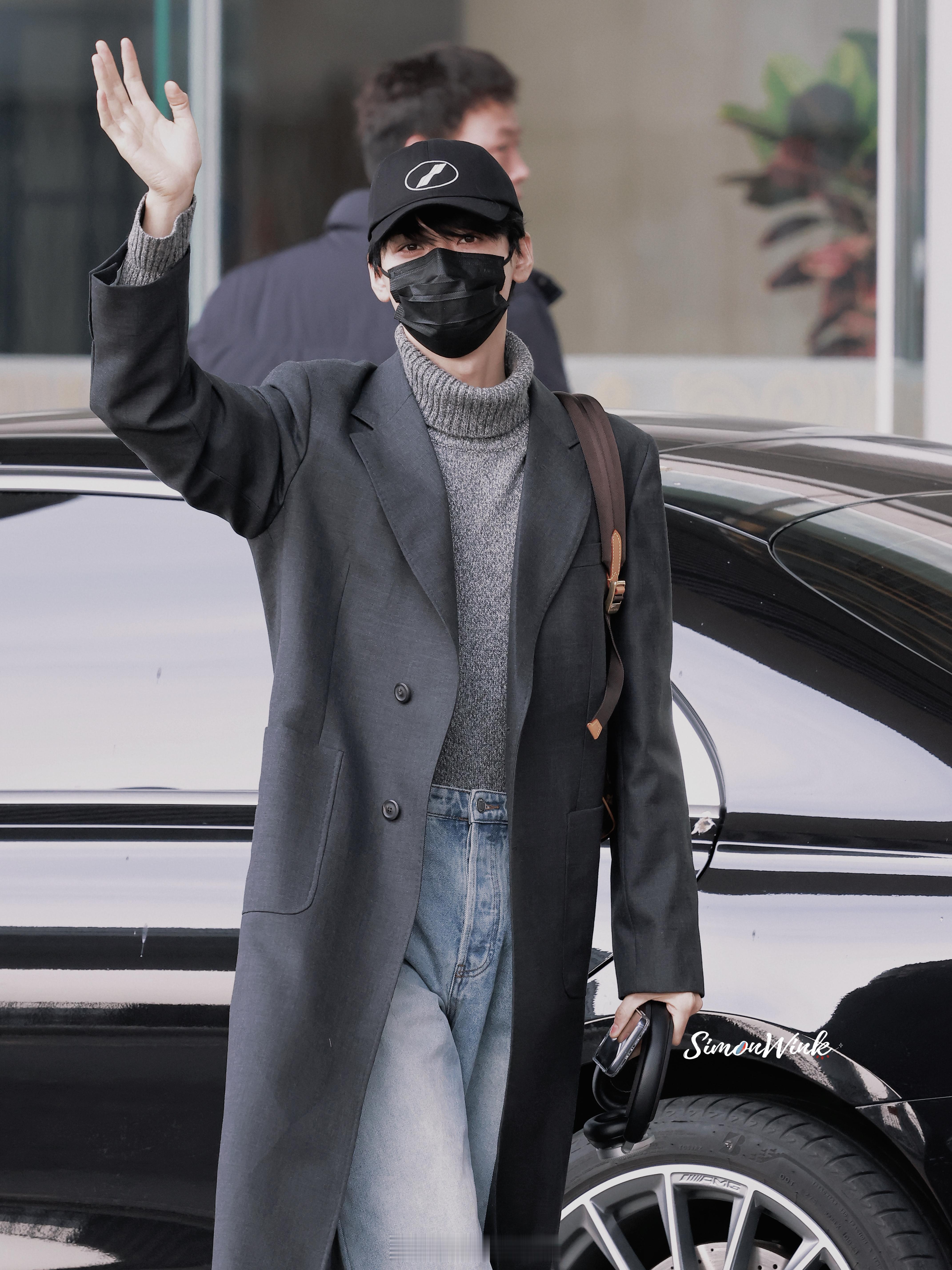 龚俊北京出发最新路透来了，龚俊这套造型也太帅了吧！龚俊出发进组凤舞九天