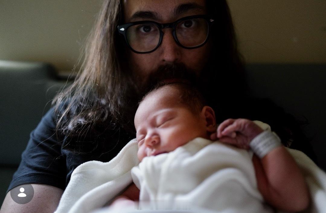 约翰列侬当爷爷了昨天西恩列侬（Sean lennon）（列侬与小野洋子的孩子）在