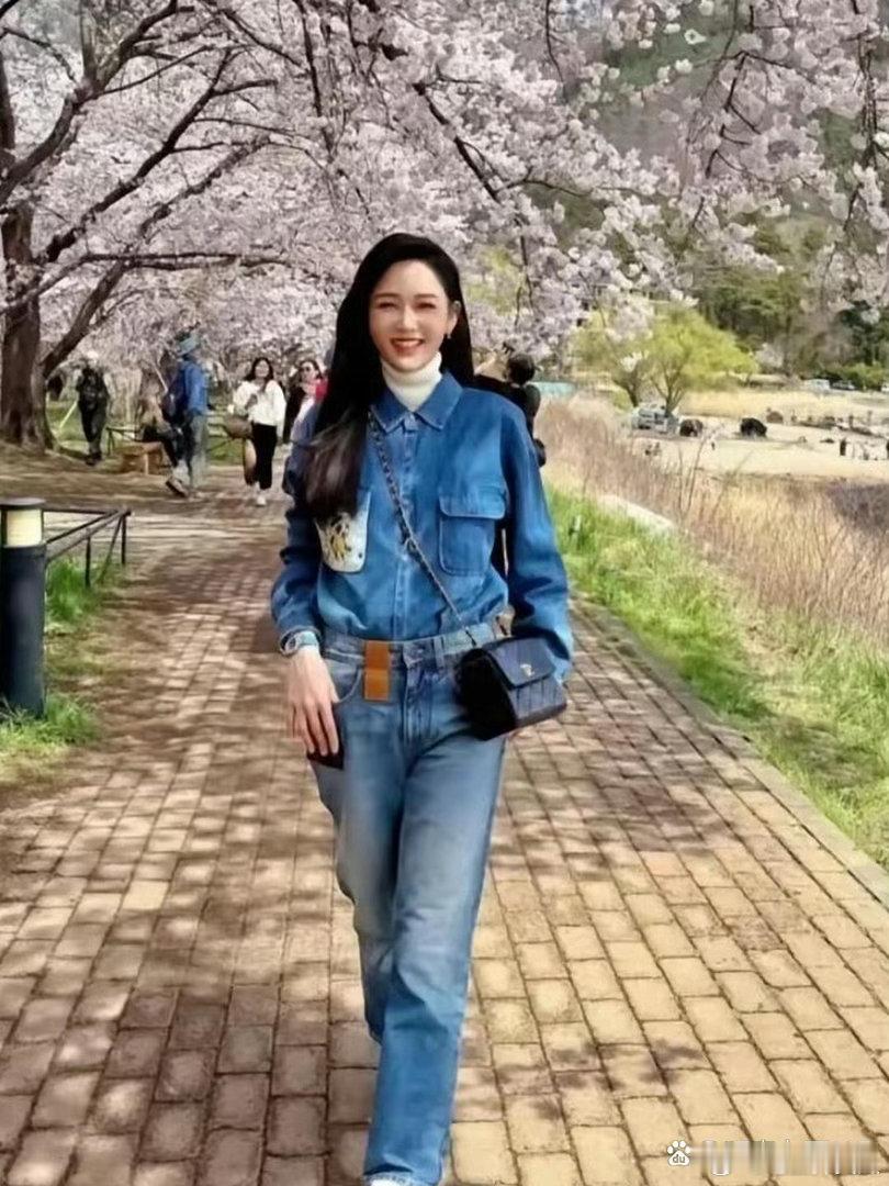 陈乔恩快50岁了，看着还是如此年轻，遗憾的是没有孩子 