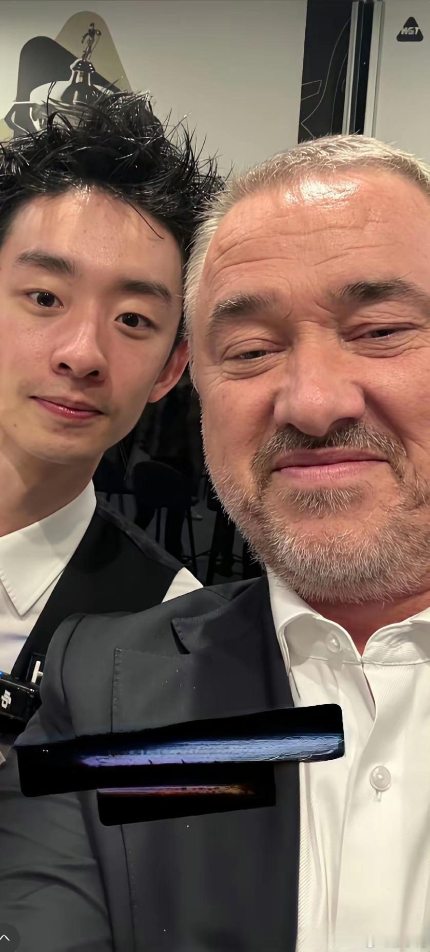 亨德利晒与吴宜泽自拍世锦赛历史上最年轻的冠军和次年轻的冠军，惺惺相惜的忘年交！ 