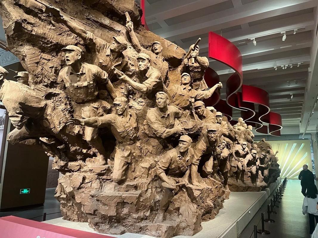 三位母亲千里赴京，在军博抚上儿子冰冷的雕像，把六年的思念揉进颤抖的指尖。18岁的