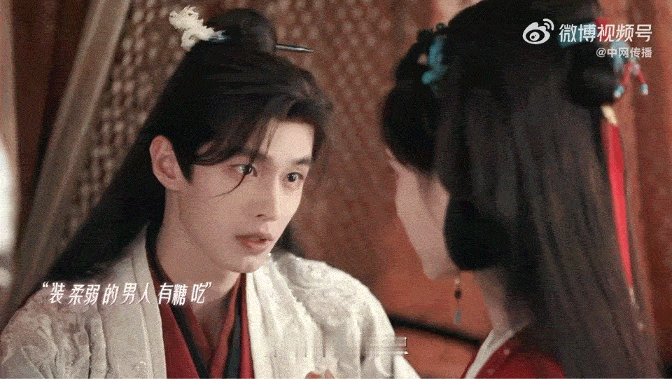 何与新剧表白戏何与百花杀表白戏深宫庭院繁花盛放之时，萧华雍放下东宫储君的身段，轻