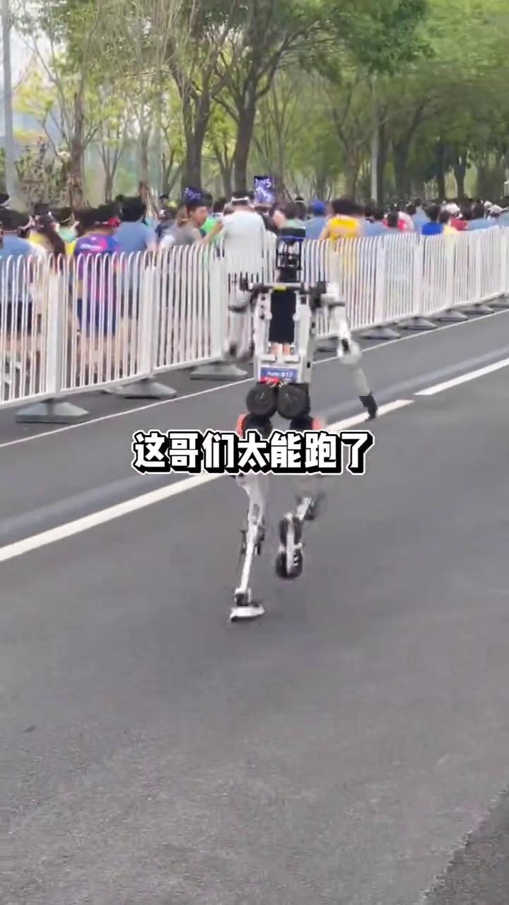 这哥们太能跑了。
我们看到这个种子选手迈着矫健的步伐向前走来，黑素媛怎么拍的？就