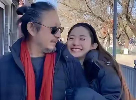 千惠在中戏读大三的时候就和音乐人三宝谈恋爱了。


那时三宝为自己的音乐剧选角，