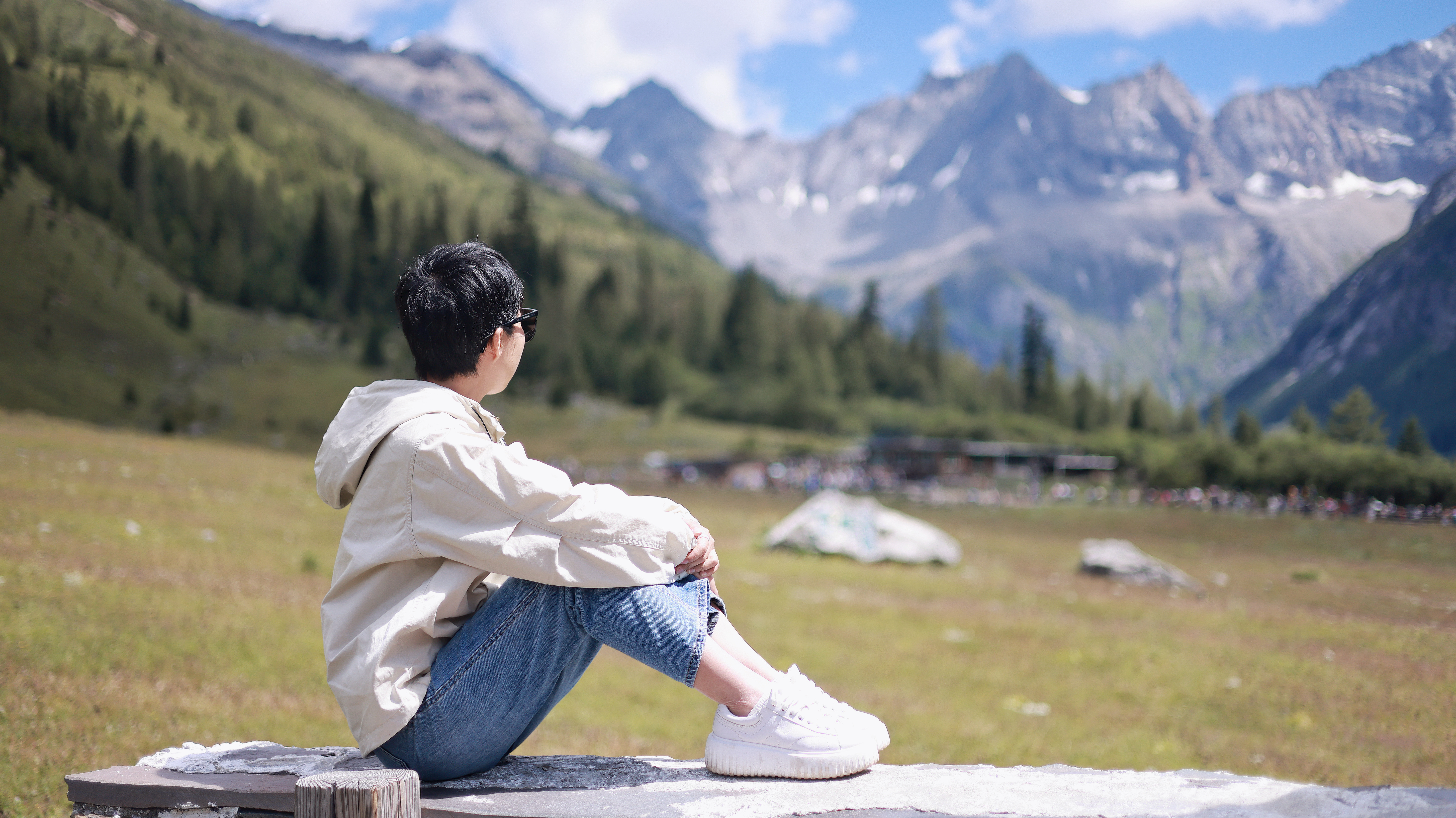 川西之行只带了一双鞋子，超级百搭，皮质的，洗脸巾擦一下，非常好清理，不打脚，每天