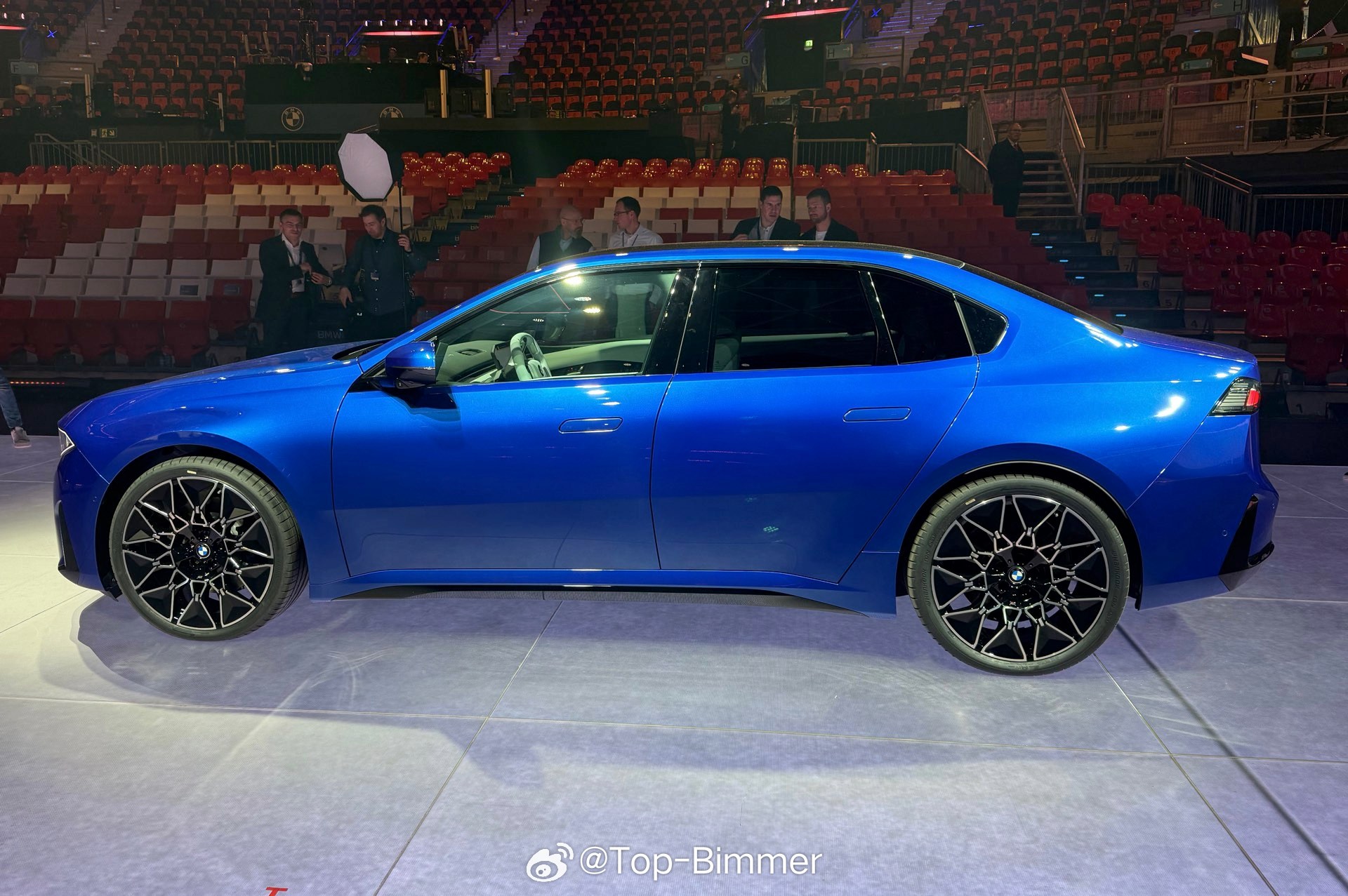 都知道宝马非常喜欢蓝色，上一代G20首发的时候就是波尔蒂芒蓝，这次NA0首发的这