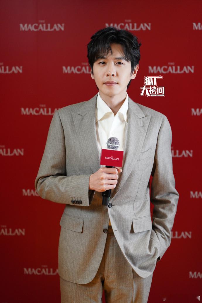 张若昀生图自带贵气，灰色的西装真的很有绅士的氛围感！完全就是落落大方的帅哥！ 