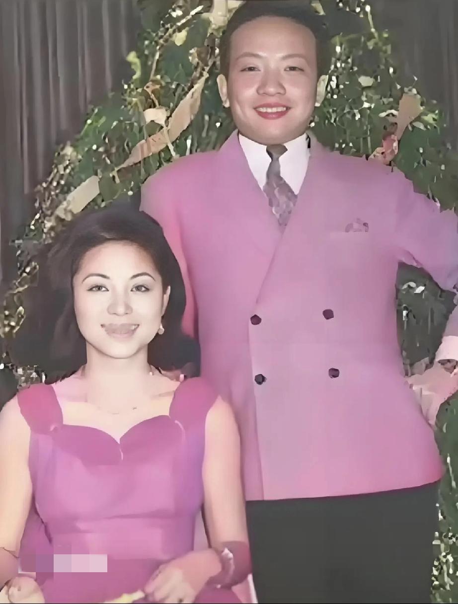 蒋万安的母亲黄美伦，不简单。
她祖籍广东，生在山东，长于台湾眷村。
黄美伦读书时