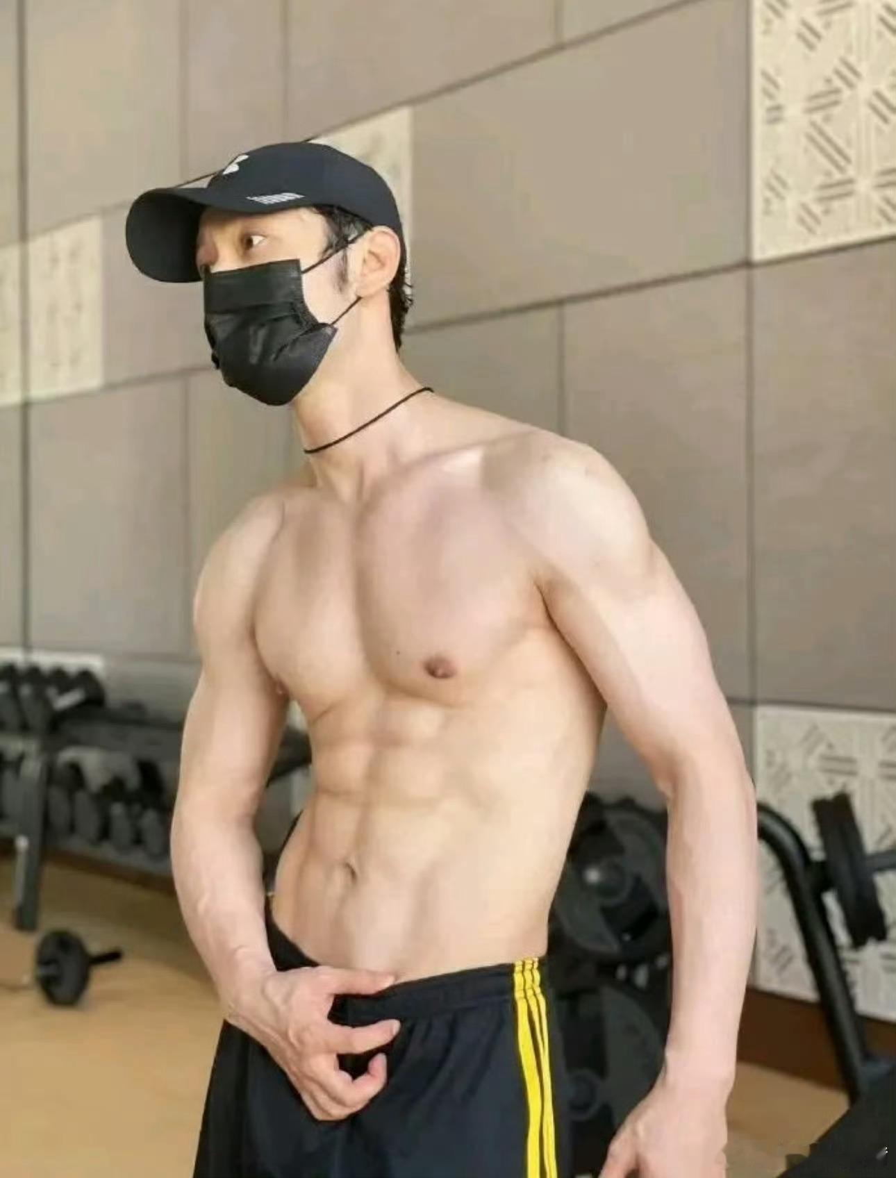 黄晓明一天瘦3.2斤肌肉是一个男生最好的医美黄晓明也不例外😂 