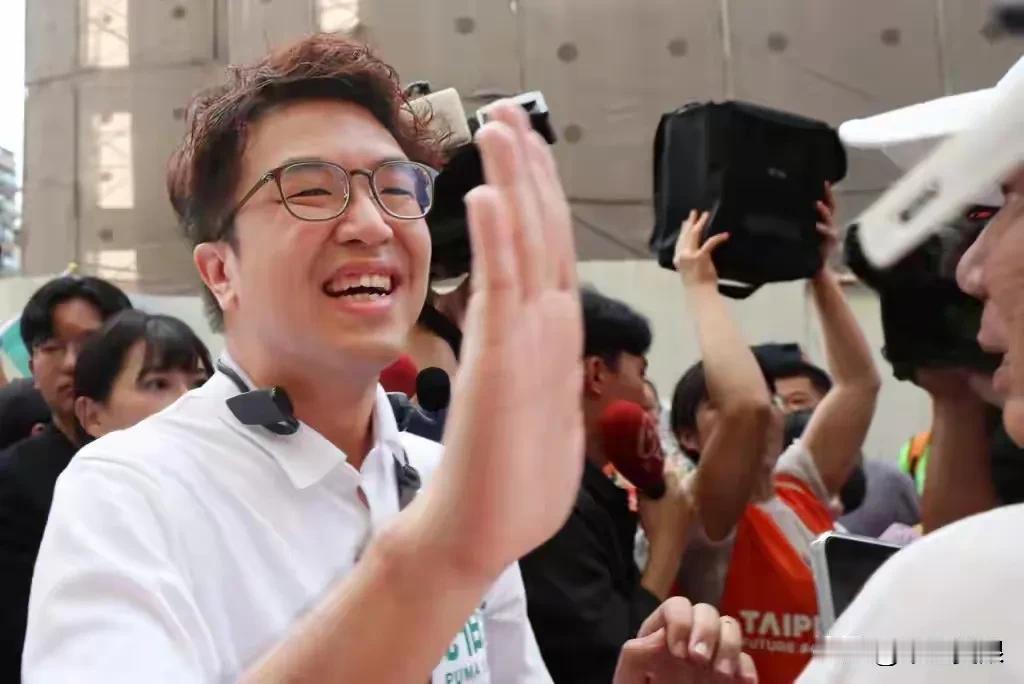 台北市市长的选举有民调显示蒋万安与沈伯洋只相差1.2个百分点。

更有人从两个姓