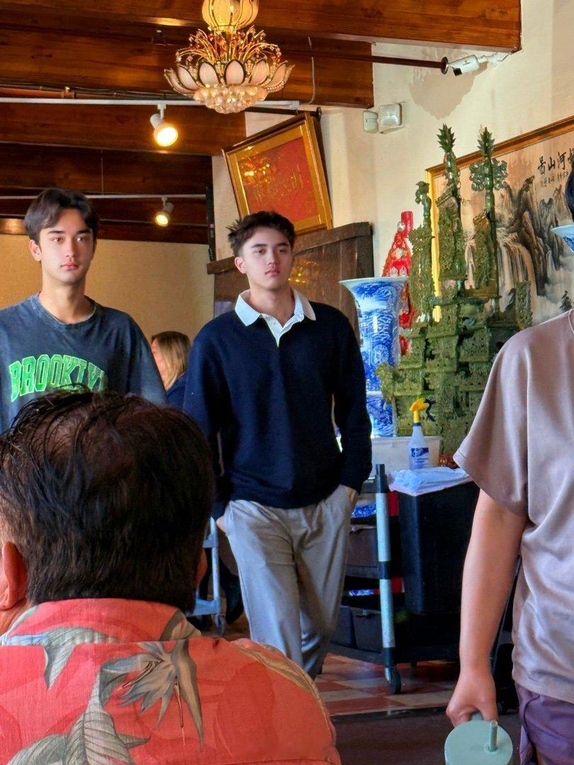 四个月没见大外孙，一下子又长高了不少。不久前我在三人中最高，如今两个外孙都起码有