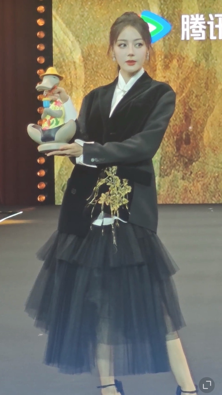 娱乐[超话]迪丽热巴拿雕塑走红毯迪丽热巴拿鸭子走红毯 ​​​迪丽热巴枭起青壤拿雕