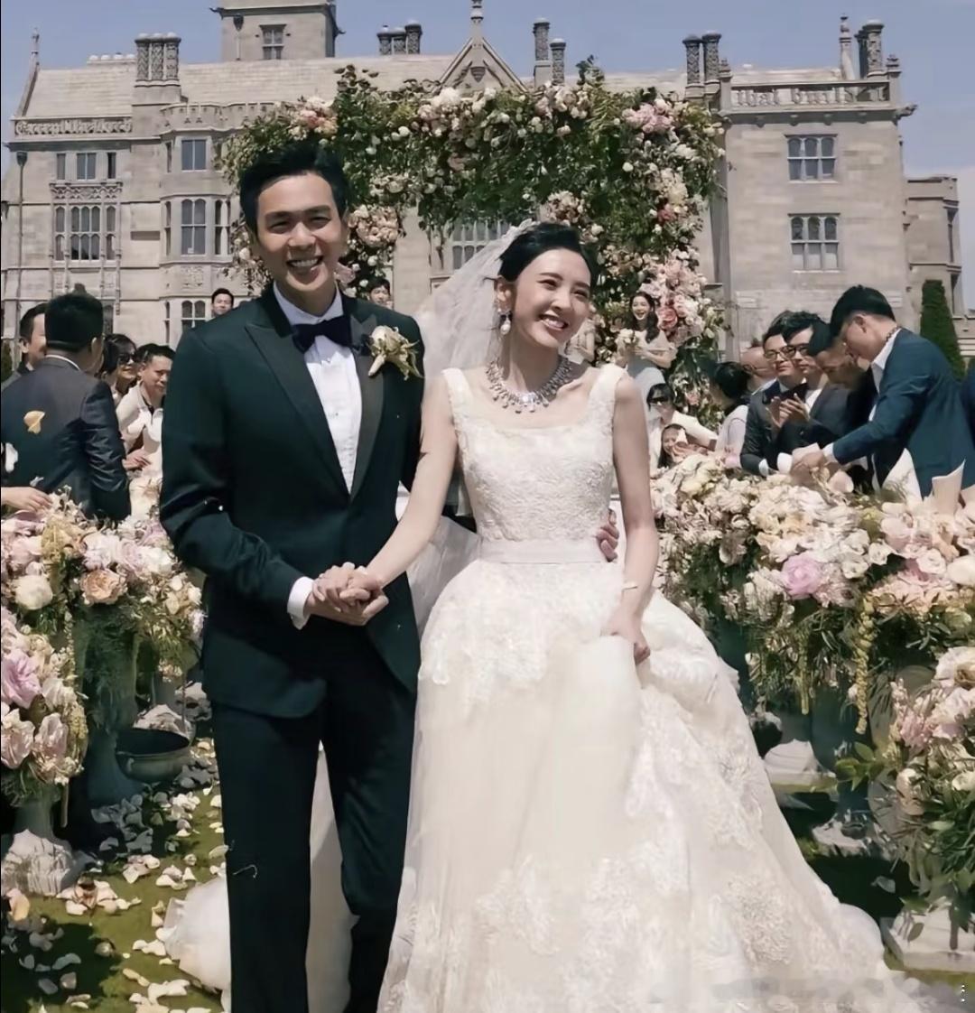 何炅也在吃唐艺昕张若昀的瓜丁程鑫唱你嘴巴再毒我才不在乎你好星期六 丁程鑫在台下哼