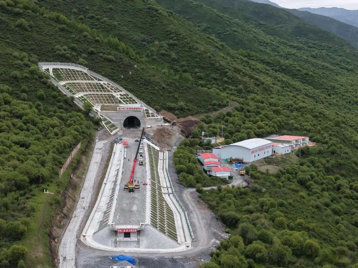 【西宁至成都铁路四川段“四电”工程启动】国铁微闻 6月15日，在四川省阿坝藏族羌