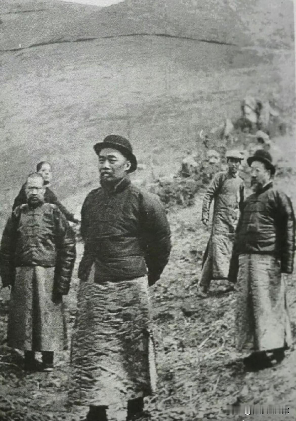 1915年3月15日，中国第一个植树节在南京紫金山麓举行的历史性时刻，由张謇（右