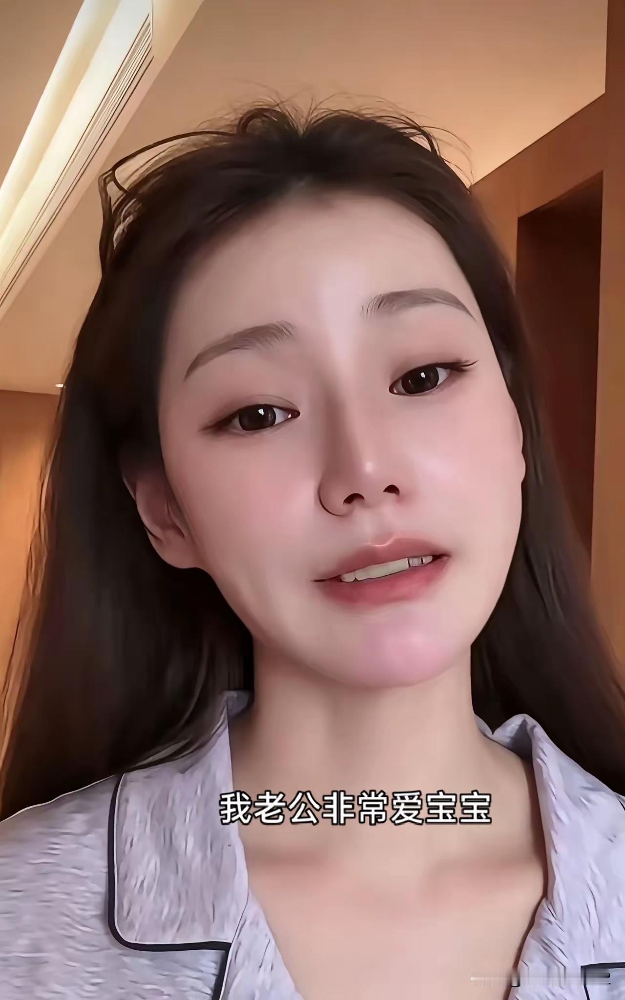 小梅的生活很单调，直播，带娃，陪小菲出差。这样已经很厉害了，可以了，没有必要太强