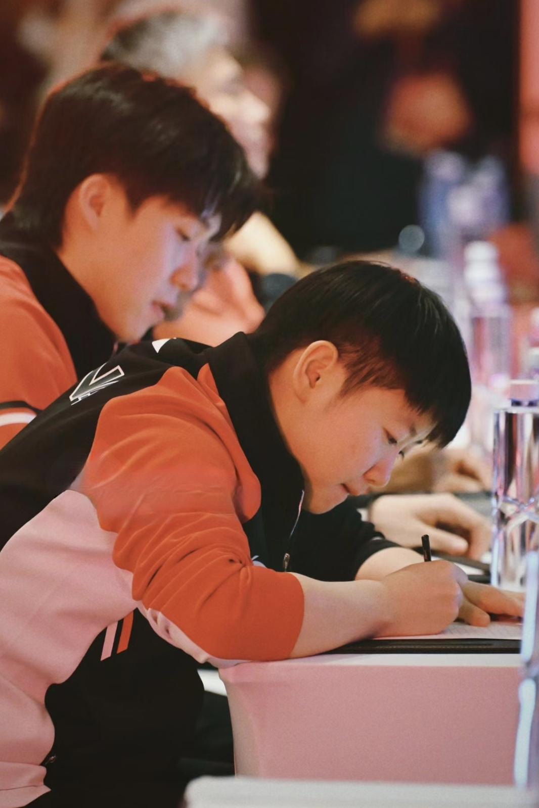 实锤了！俩人都是“灵魂画手”~
孙颖莎: 极简风
王楚钦: 抽象派

莎头 王楚