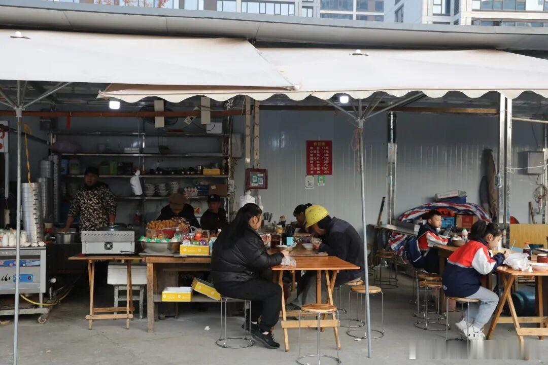 十八年前一辆三轮车在水南扎下了根独特的饺子型小笼包成了这家没有招牌的早餐店最大的