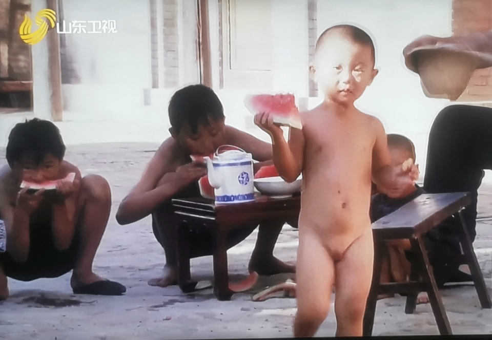 生活手记周五和父亲通电话聊天，父亲问我你们那里西瓜多少钱啊？我说一元一斤。父亲说