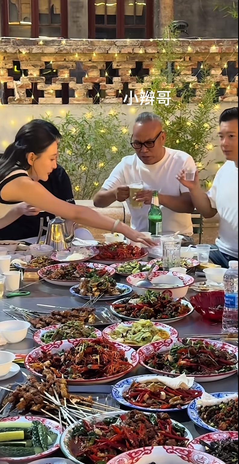 沛县团队小辫哥，收到了开业大礼，几十瓶的兰陵美酒。今天一位朋友，开着100多万的