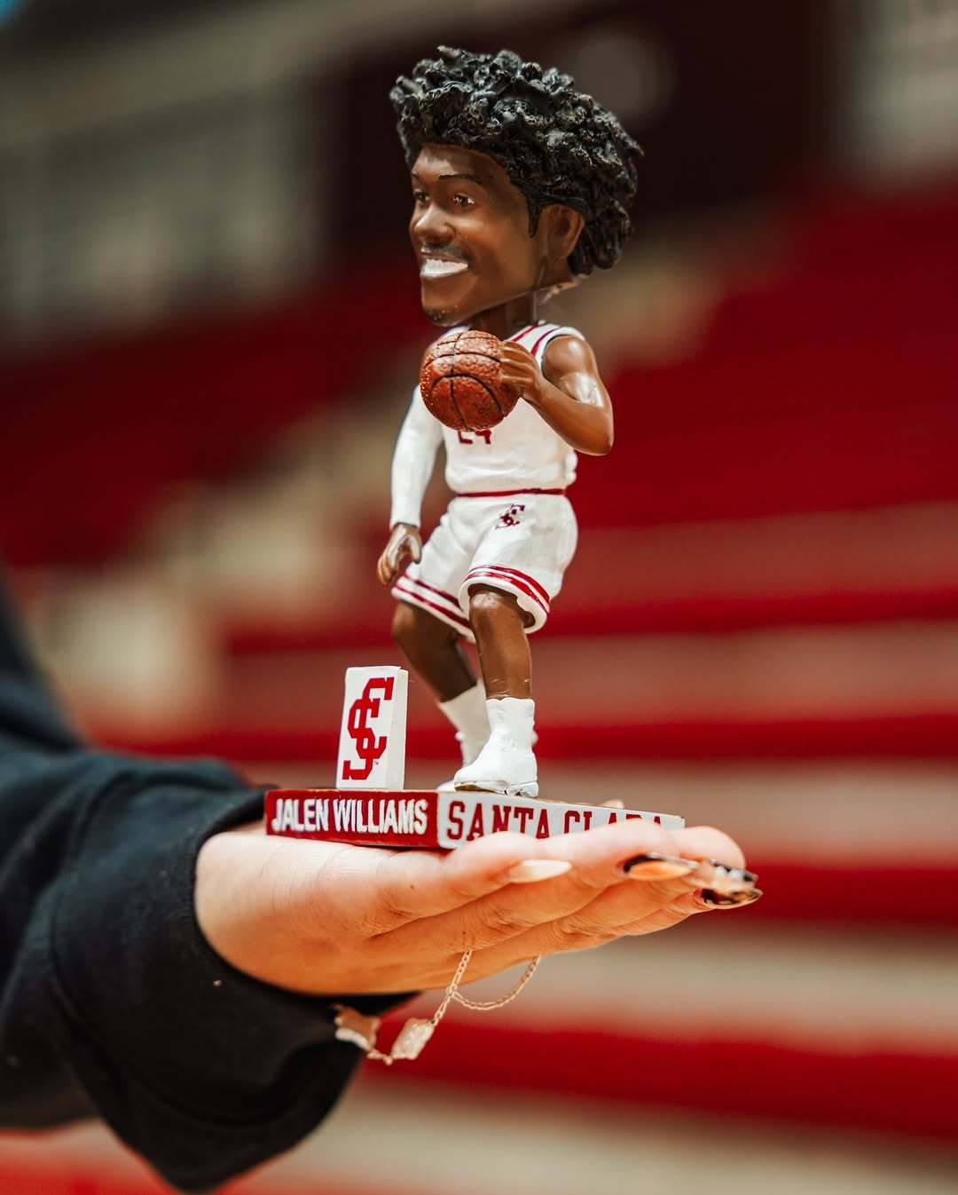 杰伦母校为他出了个手办，不能说长的一模一样吧至少也是毫无关联雷霆豪取13连胜雷霆