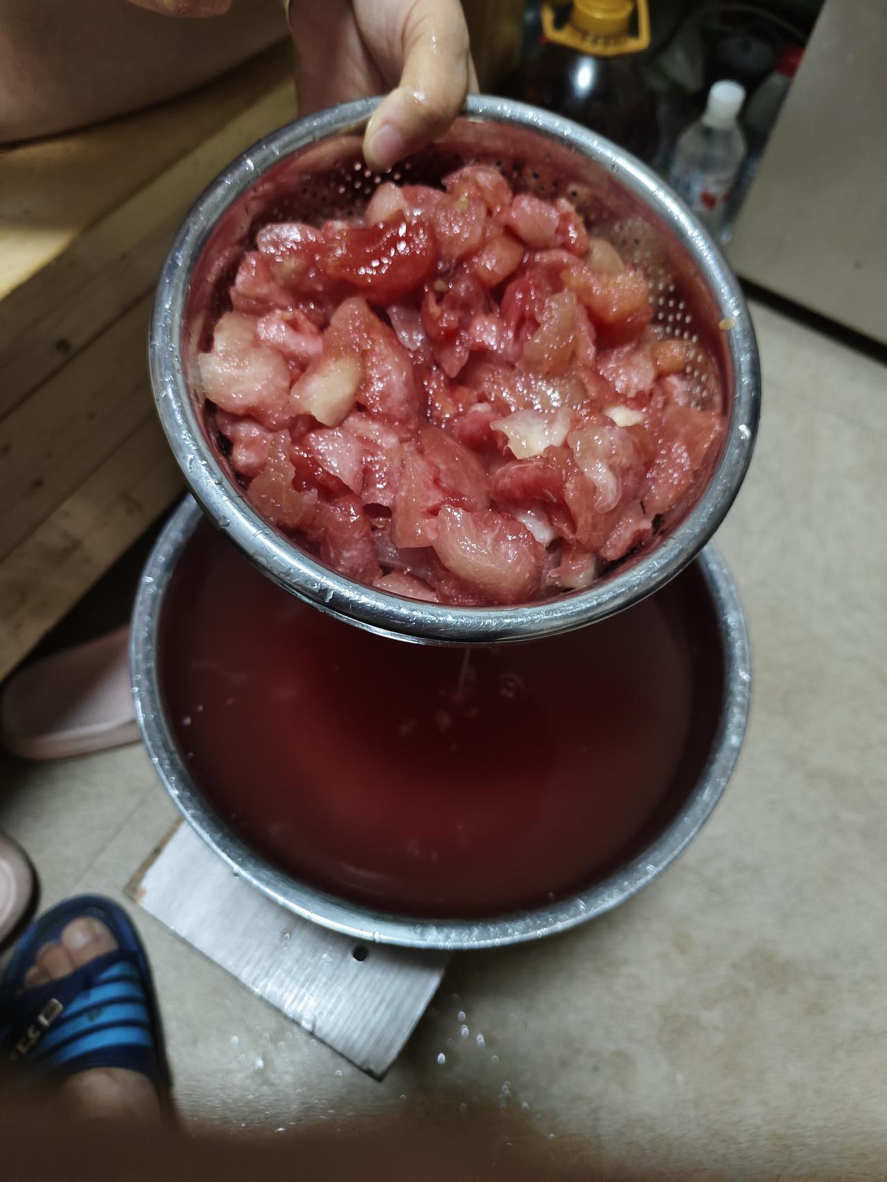 今年的乐清的西瓜是真的好便宜呀
 
今年乐清的西瓜价格实在喜人，十块钱就能抱回三
