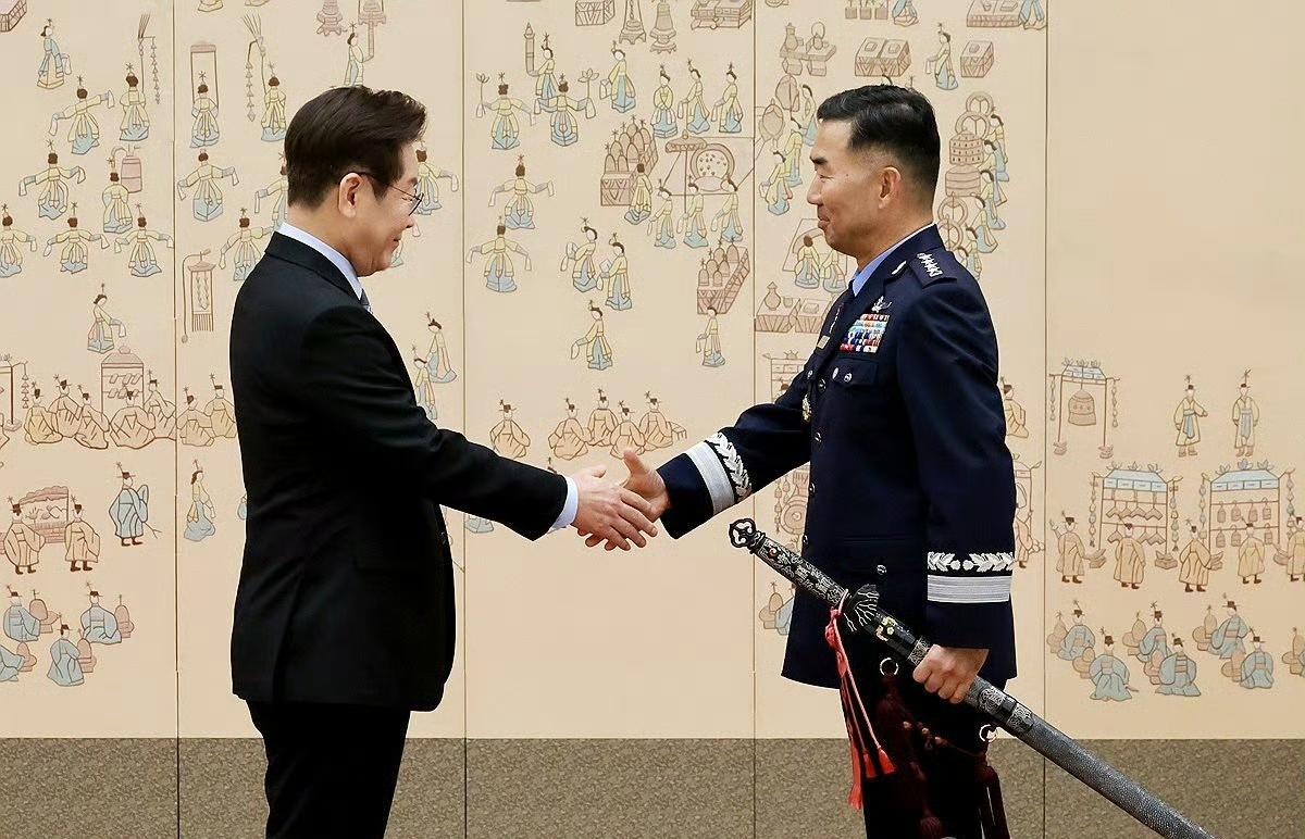 韩国给将领授“三精剑”，看着像中国剑，还刻着汉字，来头不小
 
最近韩国总统李在