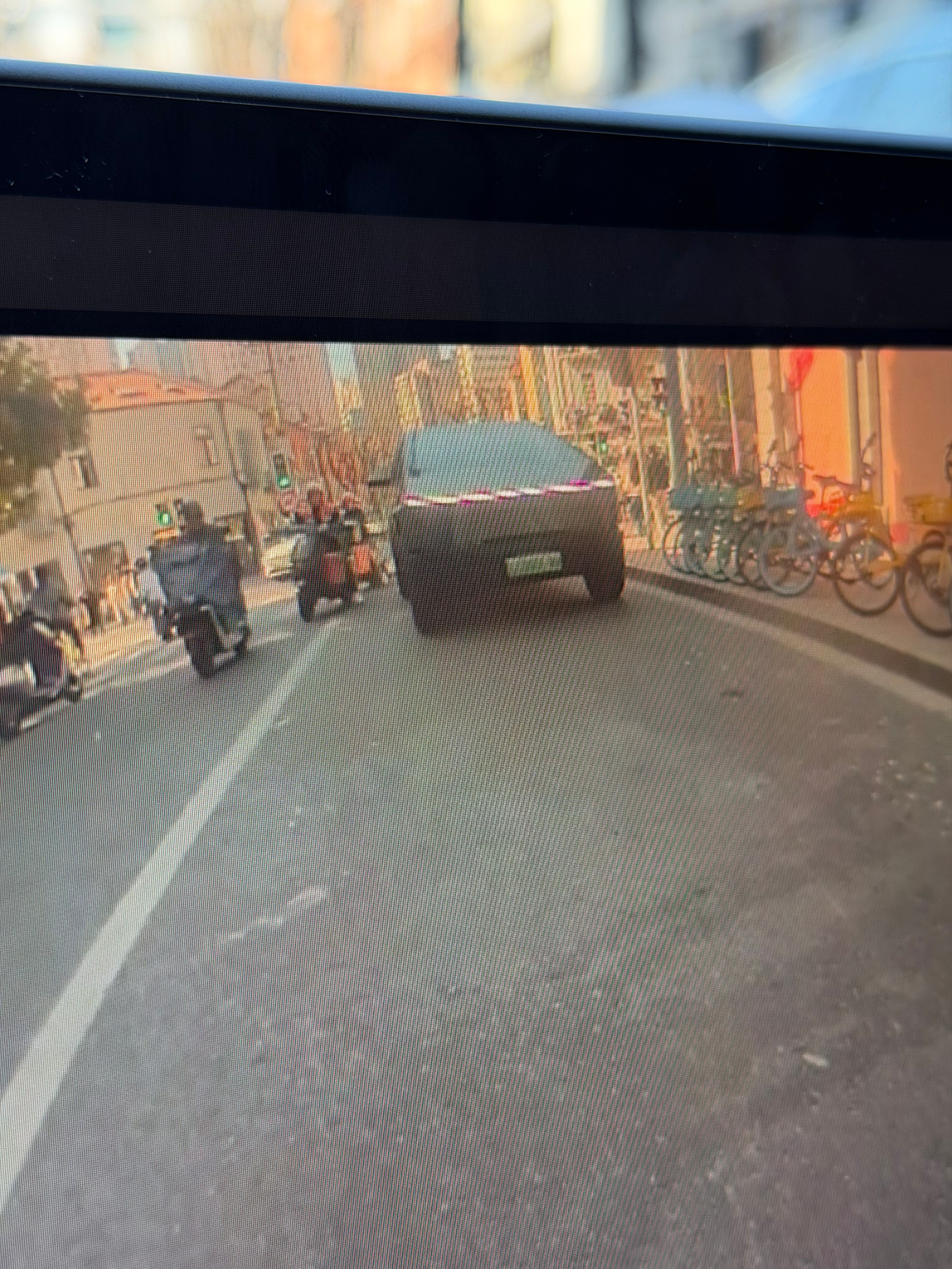 第一次现实中看见特斯拉赛博皮卡可惜要赶路，没能停下来多看几眼 