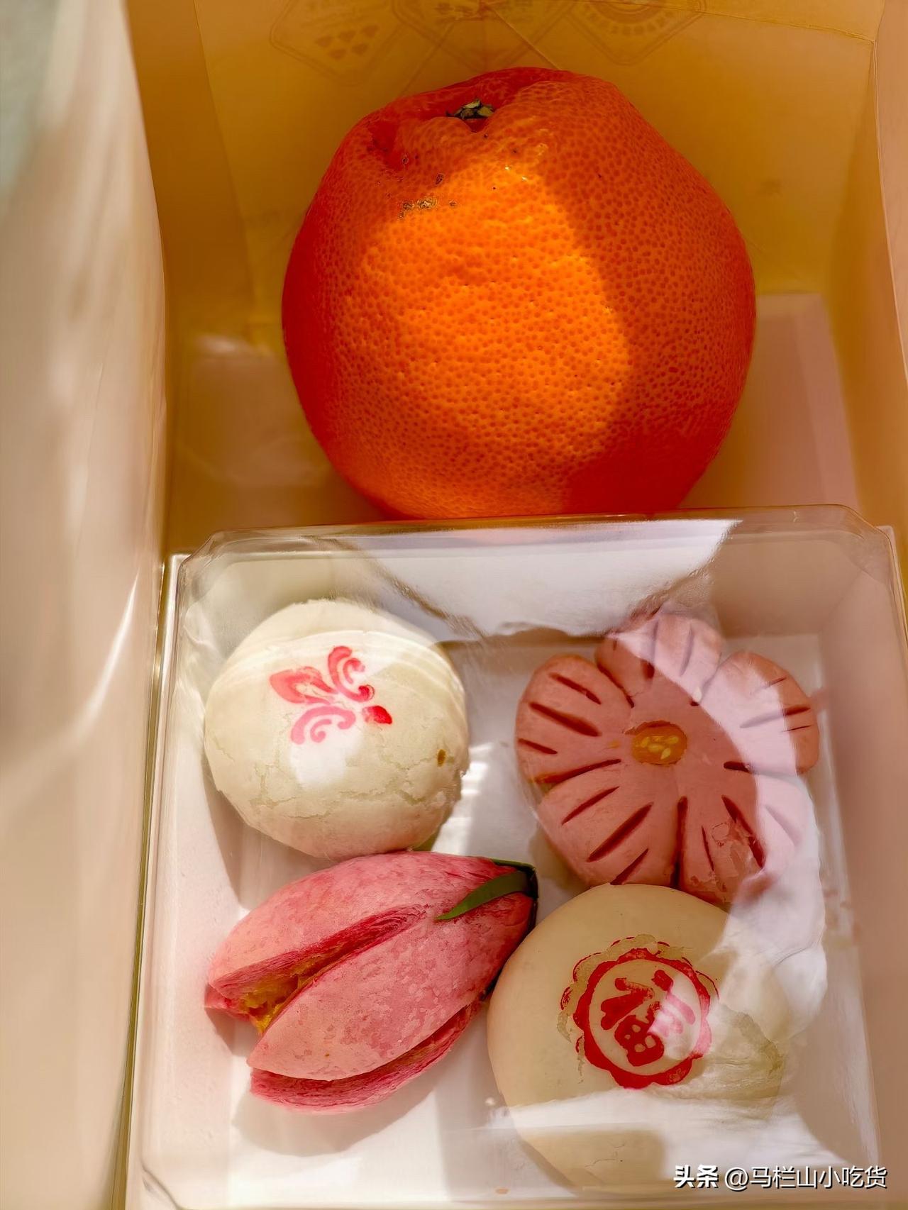 中秋节当然是月饼🥮你更喜欢月饼还是汤圆？我认为月饼。
@豆包 帮我点评