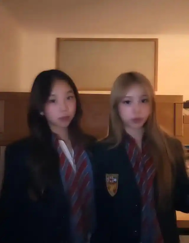 赵薇16岁女儿近期照片引起讨论，穿衣打扮和气质变化挺大，跟王菲女儿是完全不同的风