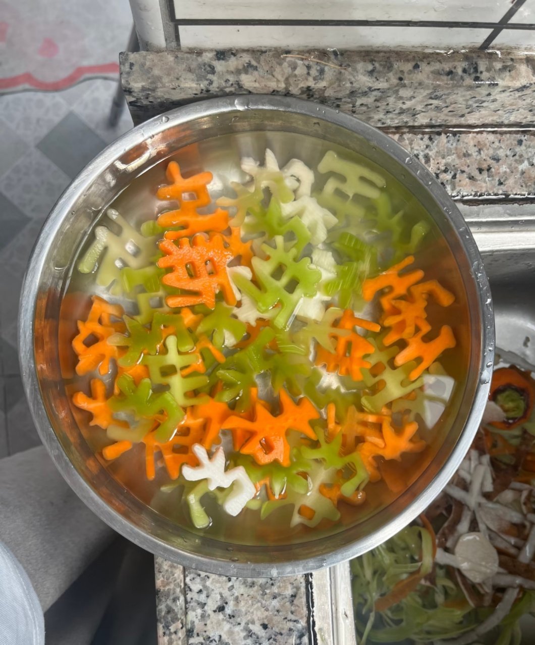 做了两小时的“新年快乐”刻字菜 