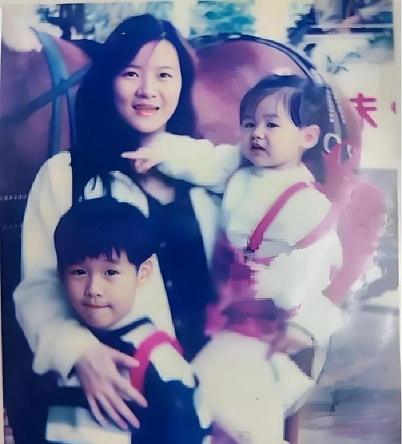 王世坚原来也有“情为何物”的经历。

原来王世坚的老婆林秀芬长得相当俊俏学历也高