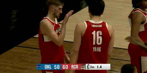 杨瀚森现学现卖示意对手假摔！ 